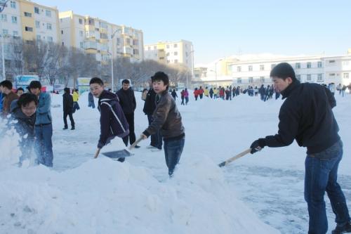 在校园里玩雪