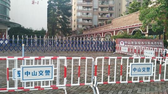 在学校门口的一天