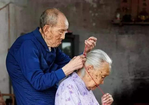 我梳奶奶的头发