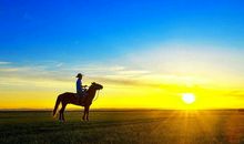 草原骑马