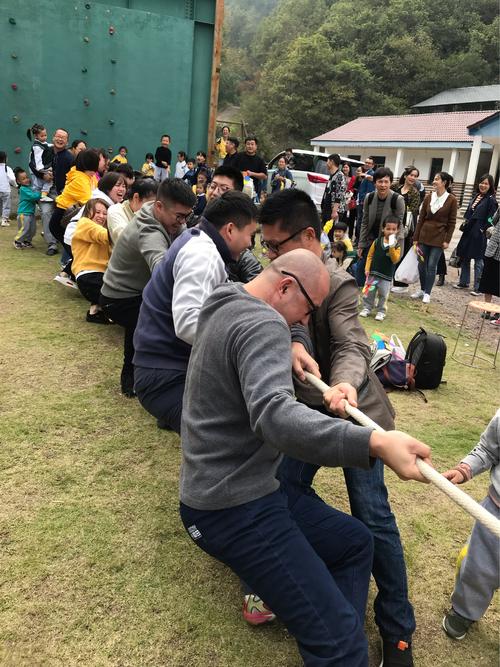 令人兴奋的拔河比赛