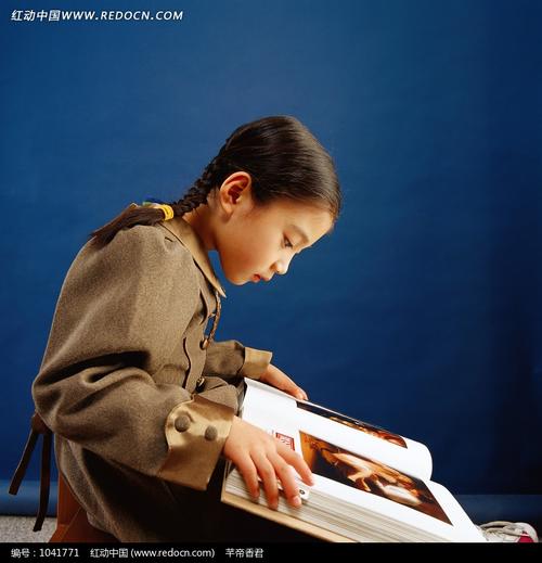 低着头，内向的女孩
