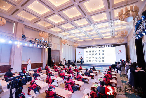 两代红色围巾共同打造中国梦