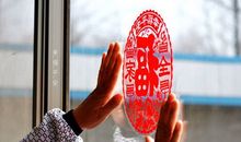 过年趣事贴窗花