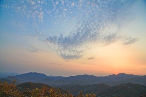 夕阳下的远山