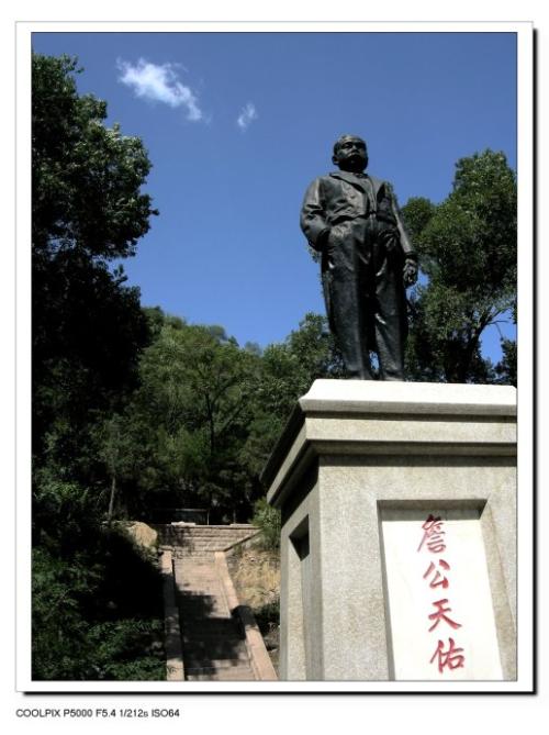 站在詹天佑的铜像下