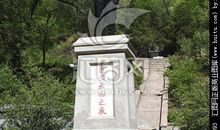 站在詹天佑塑像前