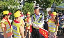 烈日下的志愿者