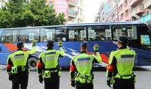 烈日下的交警叔叔