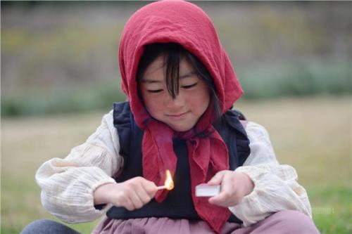 在大街上的小女孩