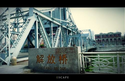 墙被推到桥上