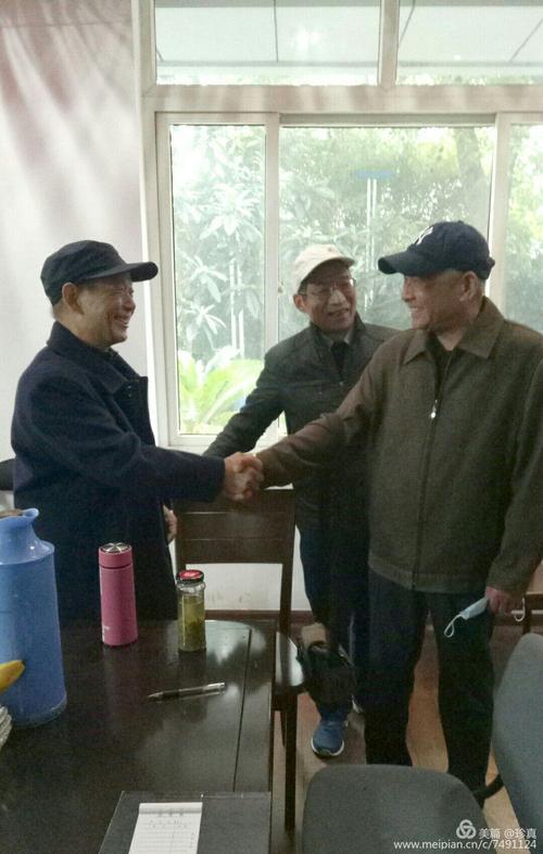 难忘的握手