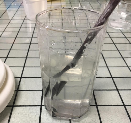 杯子的底部倒置
