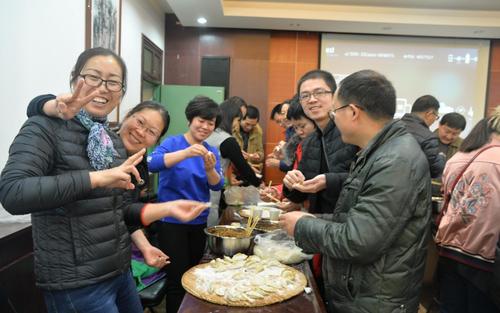 包饺子迎接新的一年