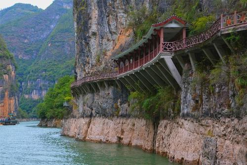 在雨中在小三峡游泳