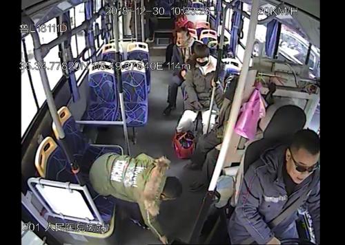 公共汽车上的轻微碰触