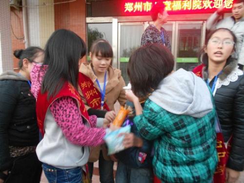 走进孤儿院