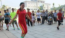 跳绳比赛的场面描写