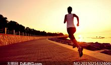 迎着朝阳竟跑