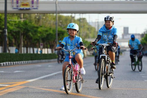 教妈妈骑自行车