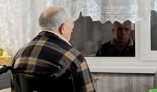 凭窗而望对镜凝视