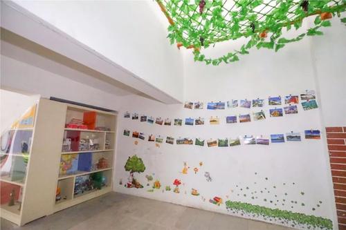 看完楼梯的拐角处