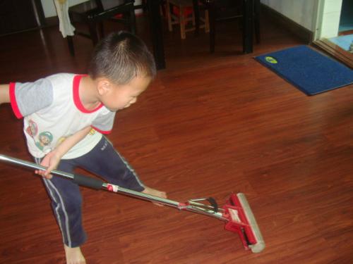 母亲节，我帮妈妈擦地板