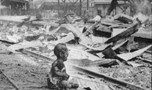 火车站里的小男婴