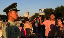 在人潮中发现国庆