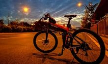 环境冬日黄昏时车来人往的街头