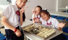 在双休日里学包饺子