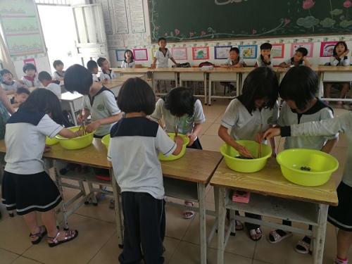 校园里欢呼与欢笑