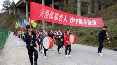 向雷锋学习照顾老人