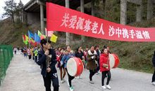 学雷锋关心老人