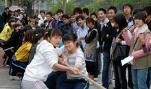 激列的拔河比赛