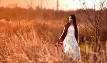 冬日黄昏车来人往的街头