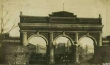 校门口的“士兵”