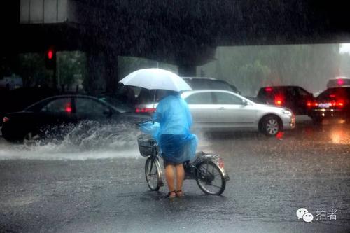 在大雨中