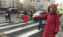 斑马线前献爱心