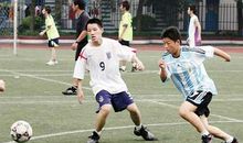 我最喜欢踢足球