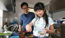 和妈妈一起做菜