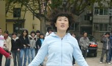 有趣的踢毽子比赛