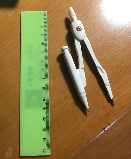 文具盒中的对话