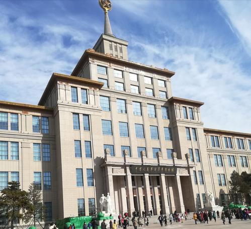 参观中国人民革命军事博物馆