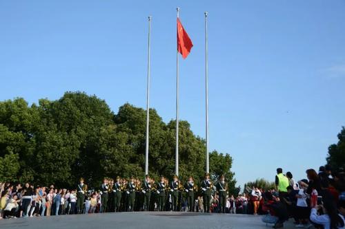 参加升旗仪式