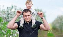 第一次为父亲揉肩