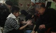 给姥姥洗脚