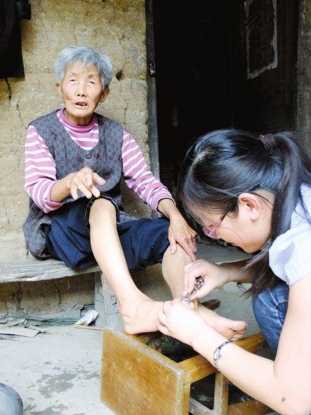 帮助奶奶洗脚