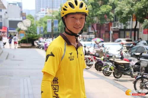 在烈日下的外卖男孩
