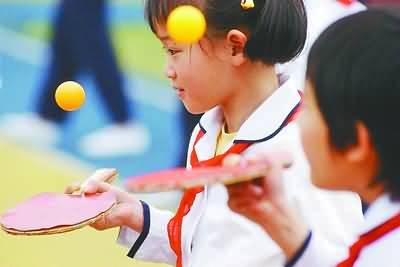 我和妈妈一起打乒乓球